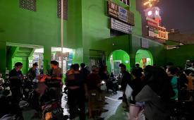 Keluarga korban memadati sekolah SMK Lingga Kencana Depok setelah mendapat informasi bus siswa sekolah tersebut mengalami kecelakaan di Subang, Jawa Barat. 
