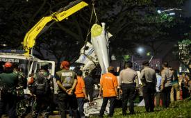 Kendaraan alat berat dibantu petugas gabungan mengangkut puing-puing badan pesawat yang jatuh di Lapangan Sunburst Bumi Serpong Damai (BSD), Tangerang Selatan, Banten, Ahad (19/5/2024).