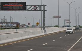 Kendaraan melintasi Tol Cibitung-Cilincing di Tarumajaya, Kabupaten Bekasi, Jawa Barat, Senin (10/10/2022). Pembangunan Jalan Tol Cibitung-Cilincing (JTCC) Seksi 4 yang menghubungkan Tarumajaya-Cilincing sepanjang 7,4 km telah tersambung dan siap beroperasi fungsional untuk menunjang arus mudik dan barang menjelang dan sepanjang Lebaran2023 atau Idul Fitri 1444 Hijriah.