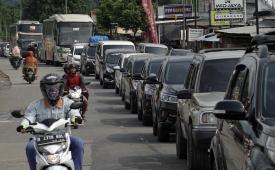 Kendaraan pemudik yang menuju Brebes melintasi ruas jalur tengah Ajibarang, Banyumas, Jawa Tengah. Gubernur Jateng Ganjar Pranowo sebut kesiapan jalur mudik terus dikebut.