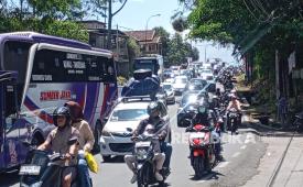 Kepadatan kendaraan roda dua dan roda empat terjadi di jalur selatan Nagreg pada Kamis (19/3/2026) siang.