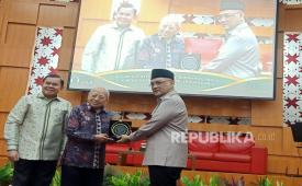 Kepala Badan Penyelenggara Haji (BPH) Mochammad Irfan Yusuf dan Ketua Pembina Yayasan Yarsi dan Profesor Jurnalis Uddin di acara Seminar Nasional: Prospek Penyelenggaraan Ibadah Haji Pasca Pembentukan BPH Menuju Pengelolaan Haji Yang Lebih Profesional, di Universitas YARSI, Rabu (30/7/2025).