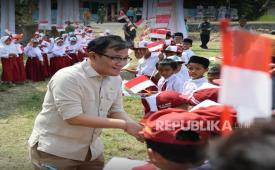 Budiman Sudjatmiko  menilai MBG harus jalan terus. 