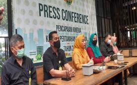 Kepala Kantah Kota Bogor, Erry Juliani Pasoreh (tengah) menjelaskan kinerja pertanahan selama tahun 2020.