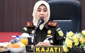 Kepala Kejaksaan Tinggi Jawa Timur (Kajati Jatim), Mia Amiati. Mia pada Jumat (9/6/2023), membenarkan kabar pencopotan Kepala Kejaksaan Negeri (Kejari) Kabupaten Madiun, Andi Irfan Syafruddin.