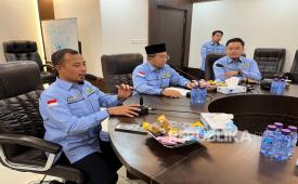 Kepala PPIH Arab Saudi Muchlis Hanafi (tengah)  didampingi Kabid Media Center Haji 2025 Moh. Khoeron , Tenaga Ahli BP Haji Ichan Marsha memberikan keterangan pers tentang syarikah haji di Kantor Urusan Haji Indonesia di Makkah, Ahad (11/5/2025) malam.