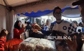 Ketua DPD PAN KBB Jeje Ritchie Ismail bersama istrinya membeli langsung produk UMKM yang dihadirkan dalam panggung Rakyat Merdeka di Cikalongwetan, Kabupaten Bandung Barat.