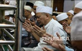 Warga berziarah dan berdzikir di makam Habib Empang Bogor.