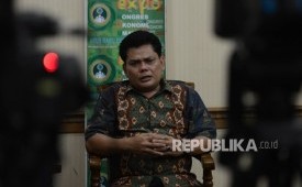 Ketua Komisi Pemberdayaan Umat Majelis Ulama Indonesia (MUI) Azrul Tanjung memberikan keterangan kepada awak media saat menggelar konferensi pers di Jakarta, Jumat (21/4). 