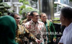 Ketua Majelis Permusyawaratan Rakyat (MPR) Bambang Soesatyo (tengah) bersama pimpinan MPR lainnya Ahmad Basarah (kiri), Arsul Sani (kanan), berkunjung ke kantor Komisi Pemberantasan Korupsi (KPK), Jakarta, Senin (9/3). (Republika/Thoudy Badai)