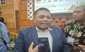 Ketua Umum Amphuri Firman M Noor (tengah)