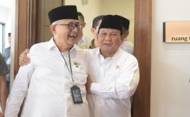Ketua Umum Dewan Pimpinan Pusat Lembaga Dakwah Islam Indonesia, KH Chriswanto (kiri) dan Presiden RI Prabowo Subianto.  