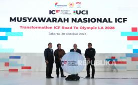 Ketua Umum PB ISSI Listyo Sigit Prabowo (kiri), Menpora Erick Thohir (kedua kiri), dan Ketua KONI Pusat Marciano Norman (kedua kanan).