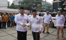 Ketua Umum PKB Muhaimin Iskandar menyambut Presiden terpilih periode 2024-2029 sekaligus Ketua Umum Partai Gerindra Prabowo Subianto sebelum melakukan pertemuan di Kantor DPP PKB, Jakarta, Rabu (24/4/2024). 