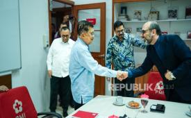Ketua Umum PMI, M Jusuf Kalla (JK), dalam pertemuan dengan Wakil Kepala Misi Kedutaan Besar Iran, Mohammad Mahdi Moradi, serta Direktur Asia Selatan dan Tengah Kementerian Luar Negeri (Kemenlu) Republik Indonesia, Ricky Ichsan terkait penyaluran bantuan kemanusiaan untuk Iran, Rabu (8/4/2026).
