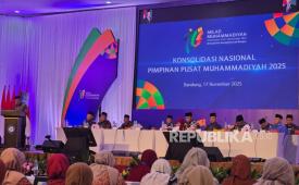 Muhammadiyah General Chairman Prof Haedar Nashir delivered the opening speech at the National Consolidation of Muhammadiyah and Summit of the 113th Milad of Muhammadiyah in the complex of the University of Muhammadiyah (UM) Bandung, Bandung, West Java, Tuesday (18/11/2025).
