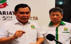 Ketua Umum PP PBSI Muhammad Fadil Imran (kiri) bersama Ketua Panitia Pelaksana Sirkuit Nasional A DKI Jakarta Kurniahu di GOR Tanjung Priok, Sabtu (31/5/2025).