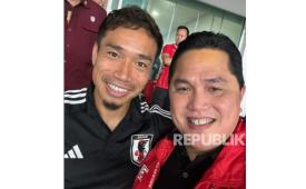 PSSI Chairman Erick Thohir (right) with Japanese national team player Yuto Nagatomo.