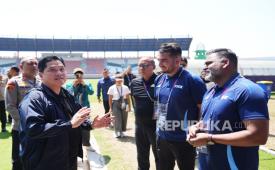 Ketua Umum PSSI Erick Thohir (kiri) meninjau kesiapan Stadion Si Jalak Harupat (SJH), Kabupaten Bandung sebagai salah satu venue FIFA ASEAN Cup 2026, Kamis (24/9/2026).