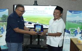 Ketum GP Ansor Addin Jauharudin (kanan) bertukar cendera mata dengan  PT Sang Hyang Seri, Adhi Cahyono Nugroho.