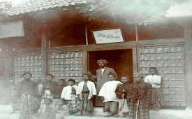 KH Ahmad Dahlan dengan para siswa di Langgar Kidul Kauman, Yogyakarta.