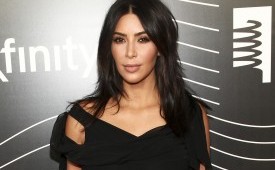 Pesohor Kim Kardashian. Kim Kardashian mengungkapkan dirinya didiagnosis mengalami aneurisma otak yang menurut dokter disebabkan oleh stres.