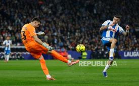 Kiper Barcelona Joan Garcia (kiri).