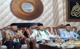Komite Hidayat Nur Wahid (kiri) saat konferensi pers di Jakarta, Jumat (16/5/2025) malam. 