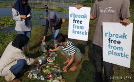 Komunitas Environmental Green (Envigreen) Society melakukan kegiatan brand audit sampah plastik di Waduk Karangkates, Kabupaten Malang.