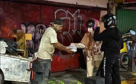 Komunitas happy to share membagikan nasi bungkus kepada orang-orang yang kurang beruntung di jalanan Jakarta. 