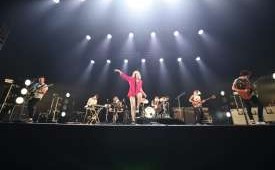 Konser Paramore di Indonesia Convention Exhibition (ICE) BSD City, Tangerang, Sabtu (25/8). Vokalis Paramore, Hayley Williams, menunjukkan solidaritas kepada para musisi yang dicoret dan mundur dari tur Loop Ed Sheeran. 