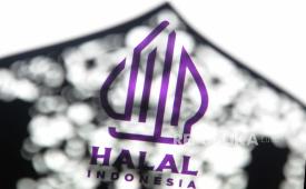 Logo halal di sebuah restauran. (ilustrasi)