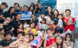 Kotak Kepedulian Rajawali Corpora berikan bantuan untuk anak.