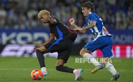 Lamine Yamal dari Barcelona (kiri)