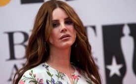Penyanyi Lana Del Rey. Saat berhenti di lampu lalu lintas di Highland, Los Angeles, Del Rey menyadari seorang perempuan menghampiri mobilnya dan menempelkan sebuah tulisan di jendela. Tulisan tersebut mengungkapkan bahwa perempuan itu sedang berusaha keluar dari hubungan abusif.