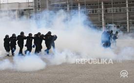 Latihan menghadapi gas ari mata saat War Journalism Training Program yang digelar Anadolu Agency bekerja sama dengan Akademi Kepolisian Turki di Ankara, Kamis (17/9/2026).
