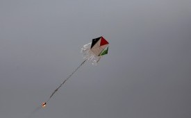 Layang-layang yang di terbangkan oleh para remaja Gaza.