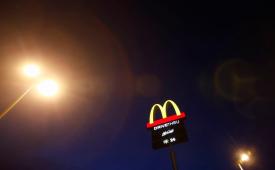 Logo perusahaan jaringan makanan cepat saji McDonalds. McD di Madinah, Arab Saudi masih dikunjungi pembeli. McD termasuk dalam daftar boikot.