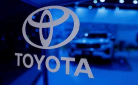 Logo Toyota terlihat di stan pameran mereka di Bharat Mobility Global Expo yang diselenggarakan oleh kementerian perdagangan India di Pragati Maidan di New Delhi, India, 1 Februari 2024.