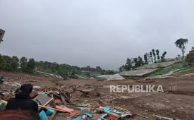 Longsor melanda permukiman warga di Kampung Pasir Kuning, RW 10 dan 11, Desa Pasirlangu, Kecamatan Cisarua, Kabupaten Bandung Barat (KBB), Jawa Barat.