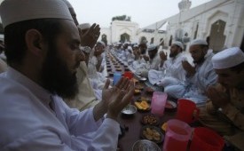  Seorang pria berdoa sebelum berbuka puasa pada hari pertama bulan Ramadhan, di sebuah masjid di Peshawar, Pakistan (29/6).  (Reuters/Fayaz Aziz)