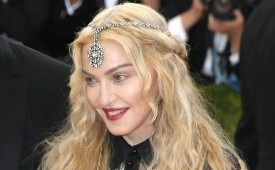 Penyanyi Madonna. Madonna kehilangan dua tas berisi pakaian vintage hingga perhiasan setelah penampilannya di Coachella 2026. 