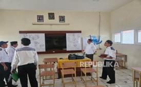 Wakil Rektor Bidang Administrasi Umum UIN Jakarta, Prof Imam Subchi, saat berkeliling meninjau seluruh area kelas Madrasah Pembangunan di Kawasan Ciputat, Tangerang Selatan, Rabu (24/12/2025).
