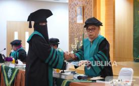 Mahasiswa asal Yaman, Eman Ahmed Mohammed Abdulatef Alshameri dikukuhkan sebagai doktor ke-106, Kamis (25/6/2026).