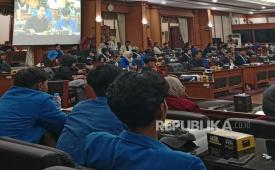 Aliansi Mahasiswa-Pemuda Bawean (AMPB) menggelar aksi demonstrasi di Gedung DPRD Kabupaten Gresik, Rabu (30/9/2026).