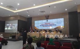 Mahasiswa doktoral Universitas Islam Indonesia (UII) Moh. Hasyim berhasil meraih gelar doktor di bidang ilmu hukum dengan predikat Sangat Baik setelah mempertahankan disertasinya dalam Ujian Terbuka Disertasi (Promosi Doktor) di Auditorium Lantai 4 Fakultas Hukum UII pada Sabtu (23/8/2025). Sidang yang dimulai pukul 13.00 WIB ini dipimpin langsung oleh Rektor UII, Prof Fathul Wahid.