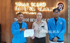 Mahasiswa UBSI merancang aplikasi Sistem Pengunjung Interaktif (SIPINTER) yang telah resmi diserahterimakan kepada PT Sinar Sosro Gunung Slamat Plant Slawi. 