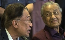 Mantan perdana menteri Malaysia Mahathir Mohamad (kanan) dan Perdana Menteri Malaysia Anwar Ibrahim .