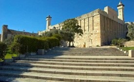 Masjid Al Ibrahimi di Hebron merupakan salah satu bangunan suci tertua di dunia yang hingga kini masih digunakan secara berkelanjutan. 