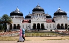 Wisatawan berjalan di depan Masjid Raya Baiturahman Aceh. Sekretaris Jenderal Perhimpunan Pariwisata Halal Indonesia (PPHI) Aceh Muhammad Imam Fuadi mengatakan pasar halal tourism dan muslim-friendly di Indonesia telah memasuki fase pasar global. (ilustrasi)